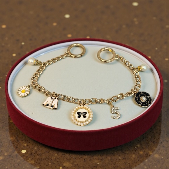 Unbranded Accessories - 🖤Elegant Gold Tone Chain Handbag Charm Accessory with 7 Distinct Charms/NWOT🖤